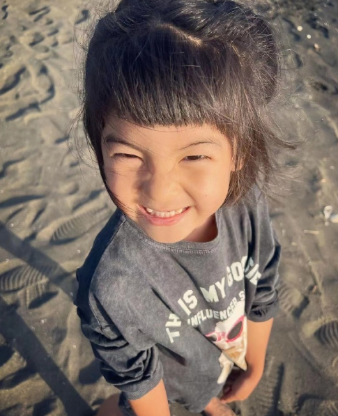 修杰楷好友晒照为波妞庆生，波妞打扮淑女涂指甲油，新发型好活泼