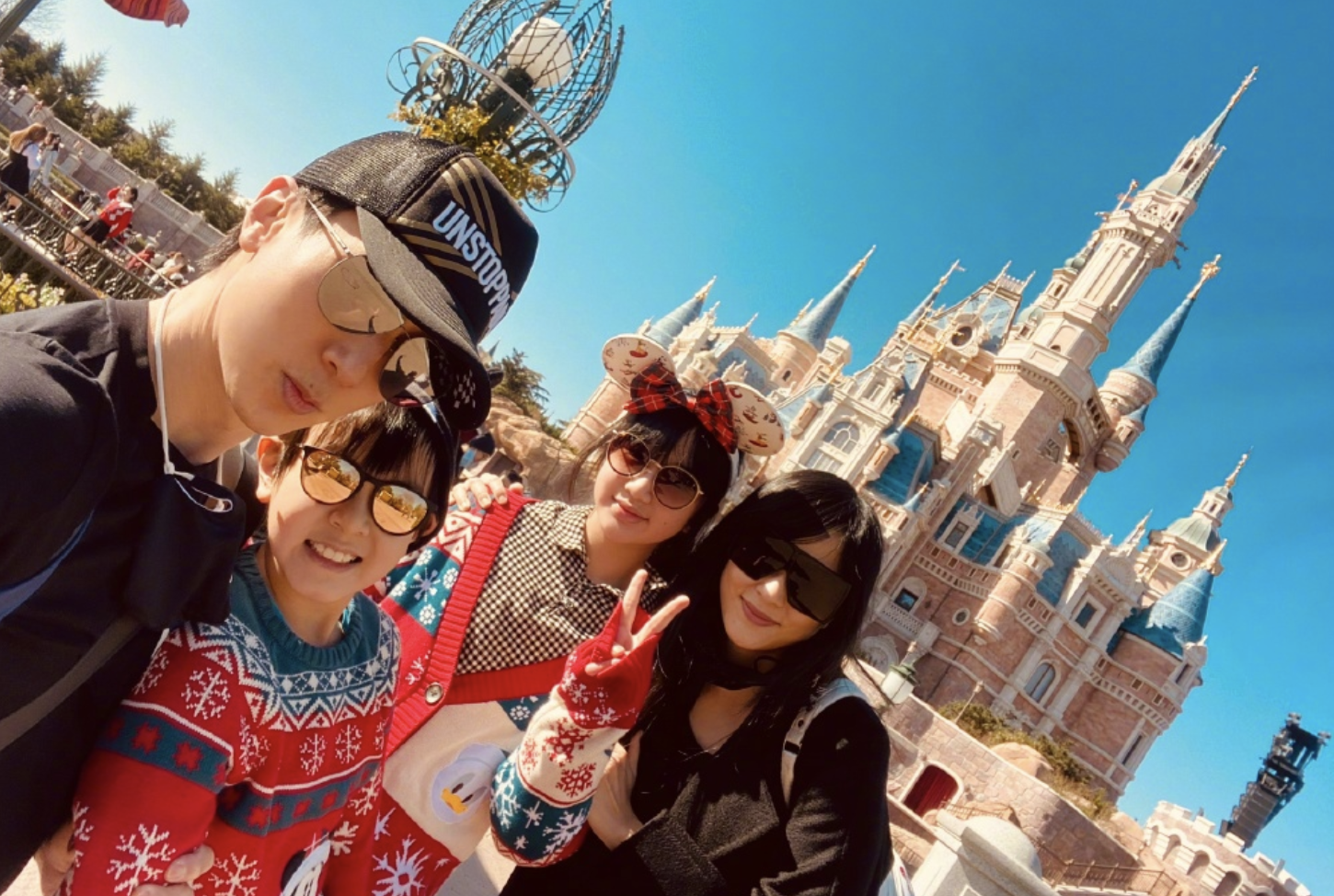 吴尊圣诞节打卡迪士尼，和妻子浪漫亲吻，NeiNei身高快赶上妈妈