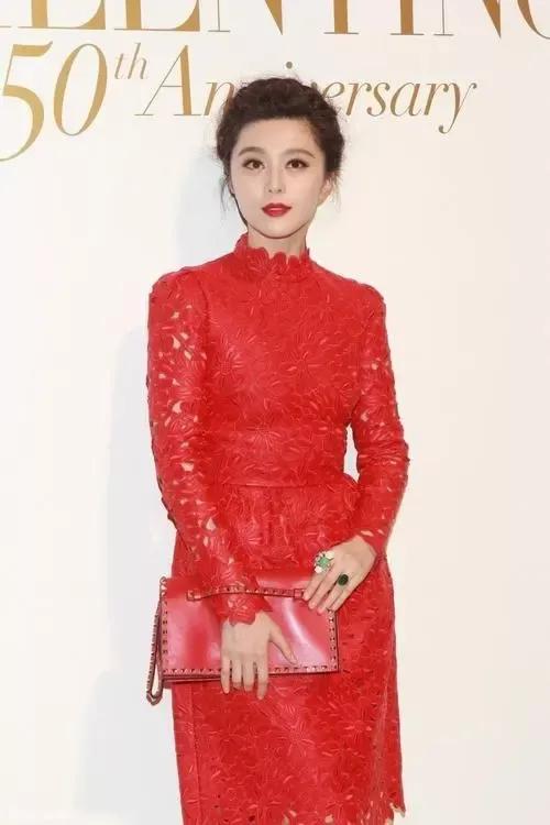 2018年，范冰冰如日中天，瞬间被崔永元射落，至今复出无望