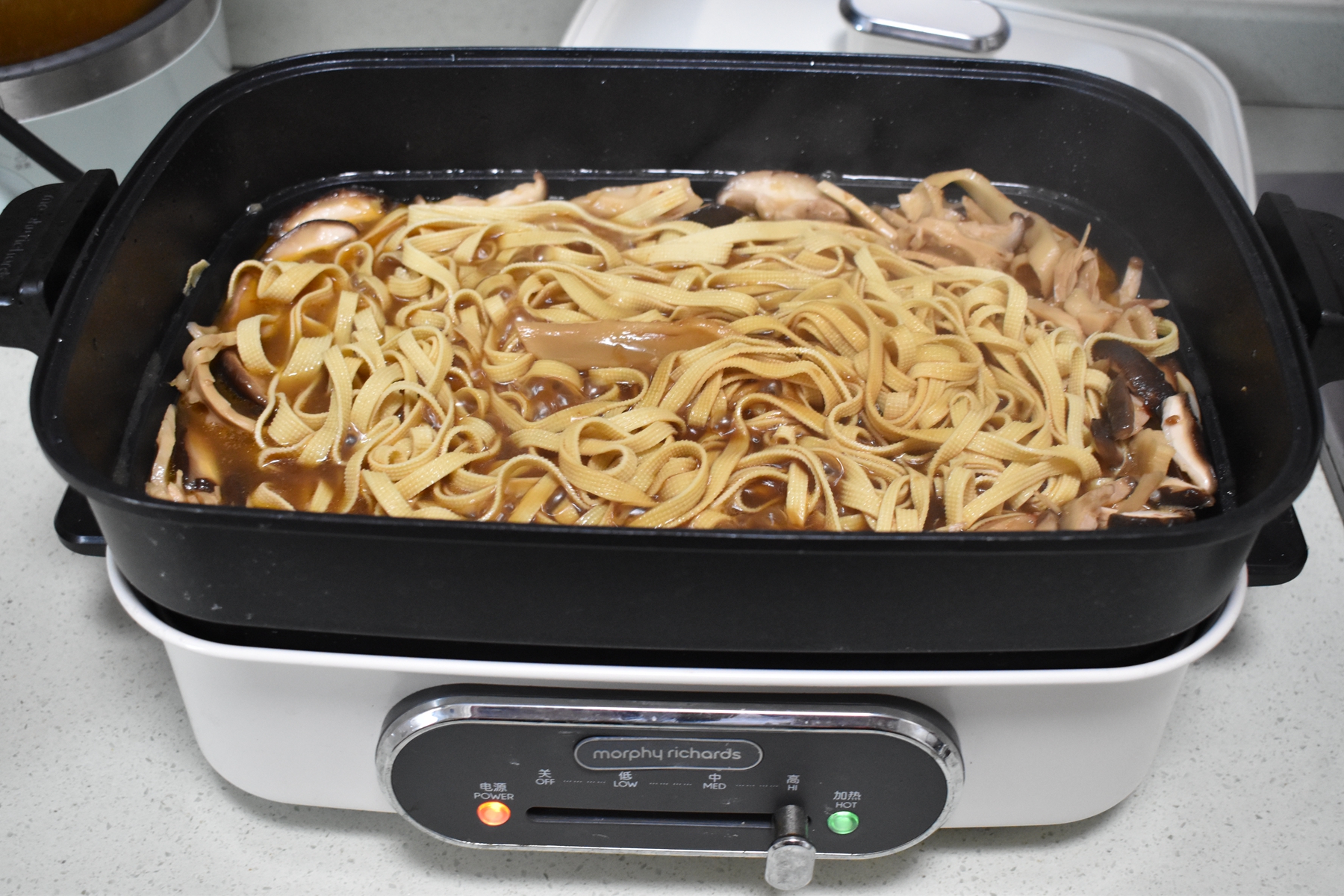 在家吃烤鱼火锅，食材丰富简单省事，好吃又实惠，家人赞不绝口