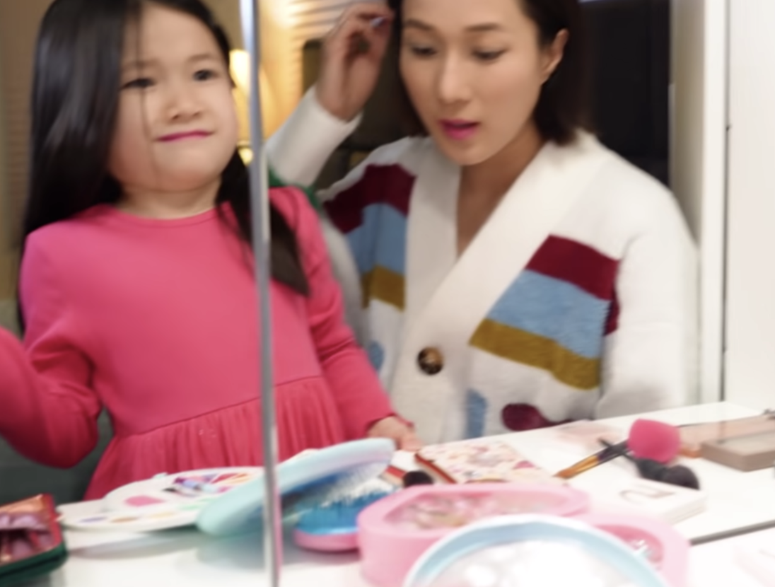 钟嘉欣和女儿为彼此化妆，英文粤语切换自如，Kelly表情古灵精怪