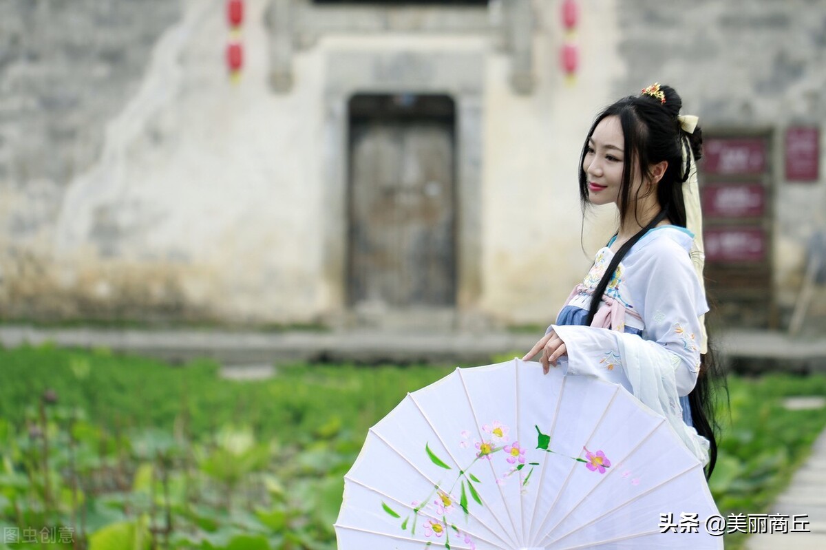 忙里偷闲笑料多，闲人反添愁绪长