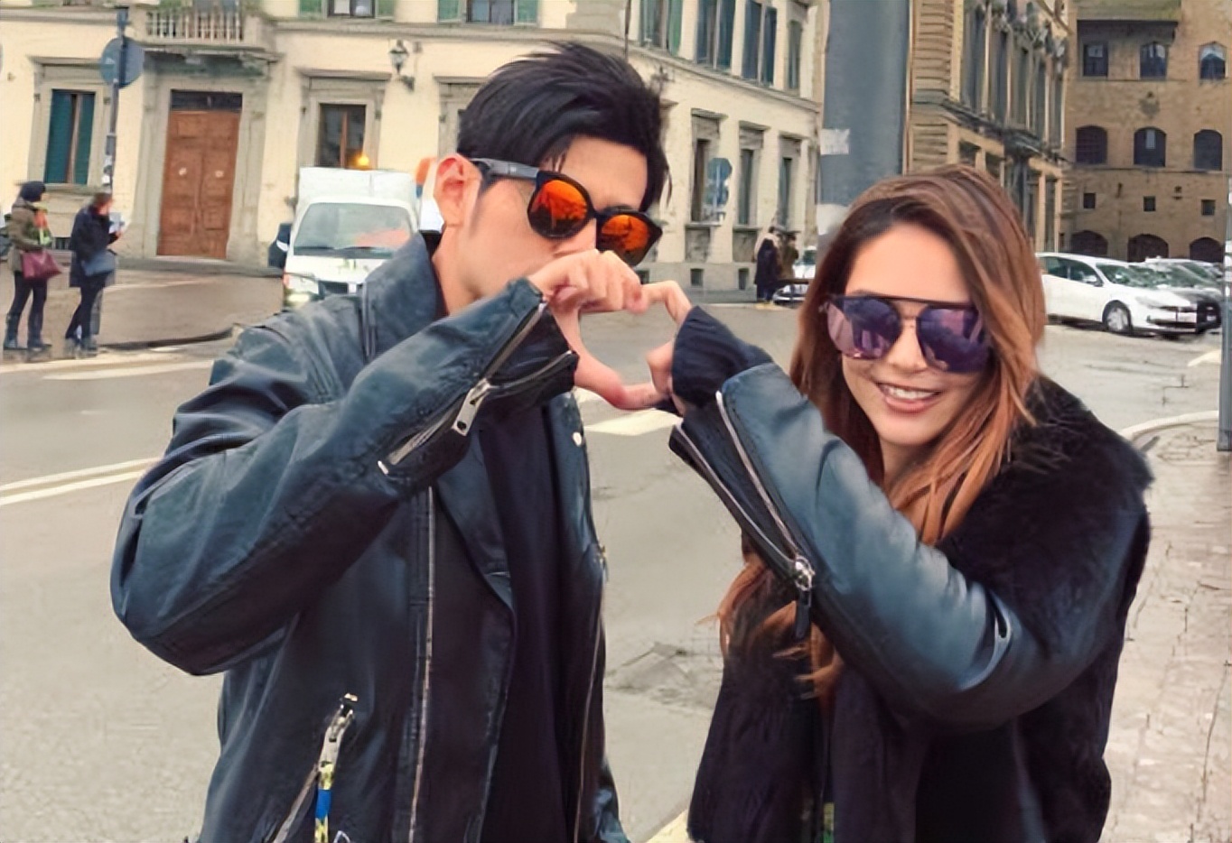 周杰伦全家出游，助理检查路人手机禁止拍照，网友建议当事人报警