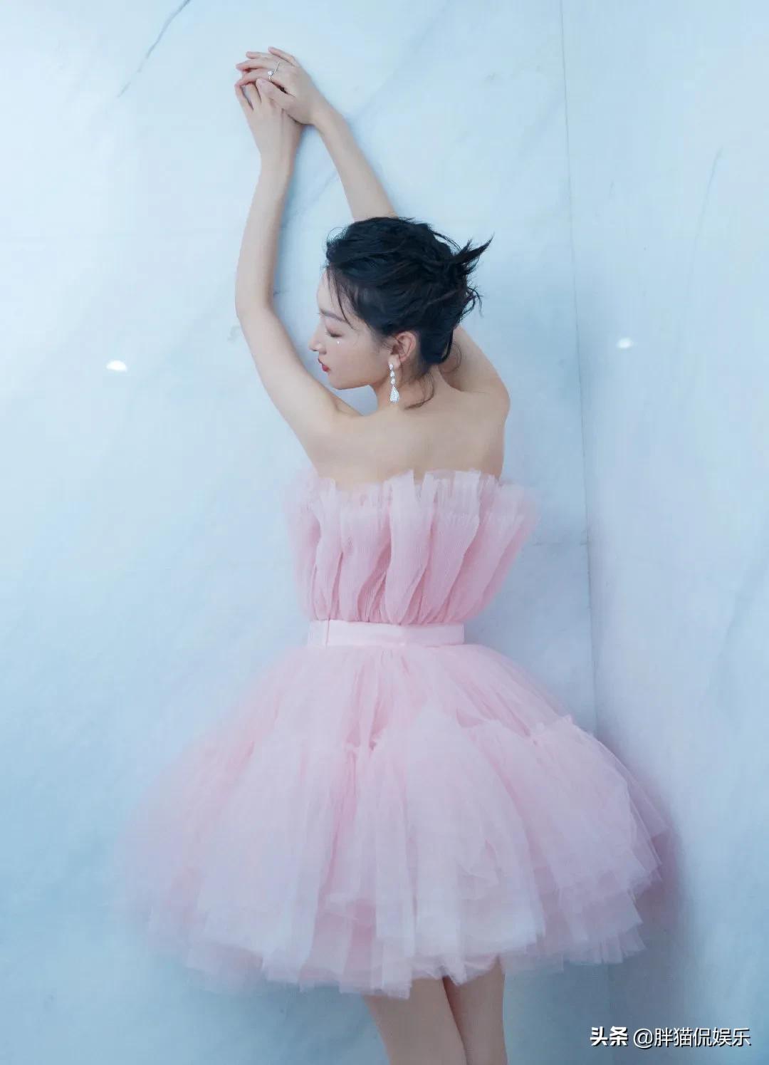 周冬雨一身粉色长裙化身美丽小天鹅，虽然不惊艳却很耐看