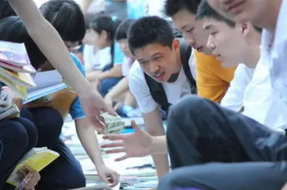 高考满分作文《一条信息》，揭露大学生就业难的原因，现实又扎心