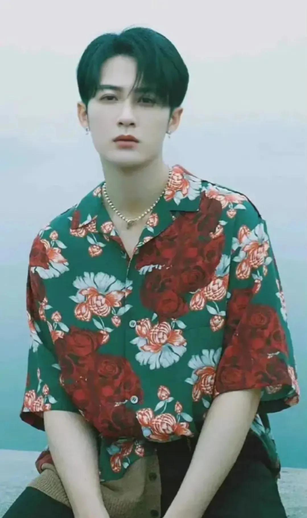 “衣服花，心不花”，他们是如何把花衬衫穿得不像“古惑仔”的？