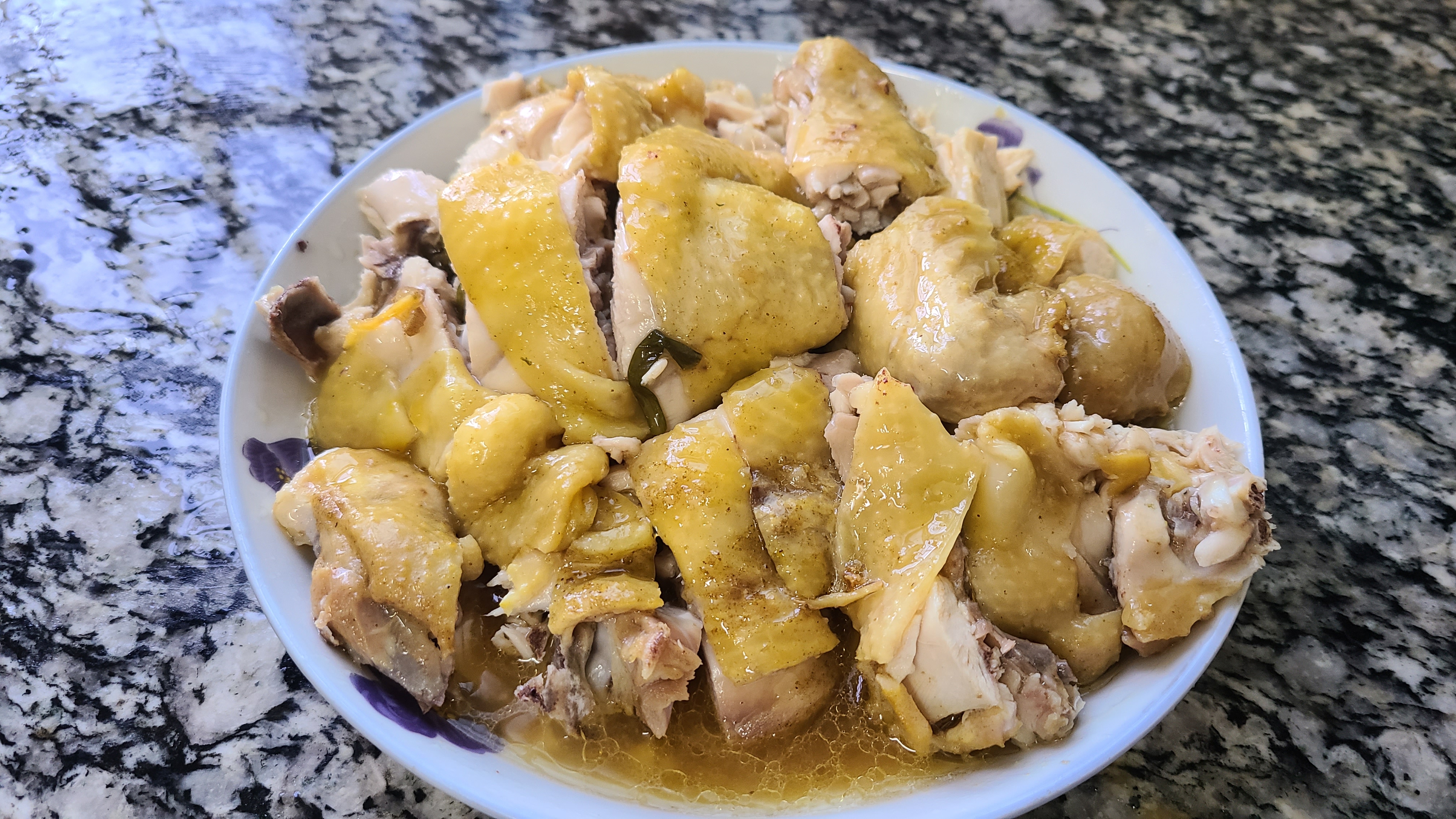 咸香鸡是广东出了名的美食，嫩滑好吃香味浓，老厨师教你