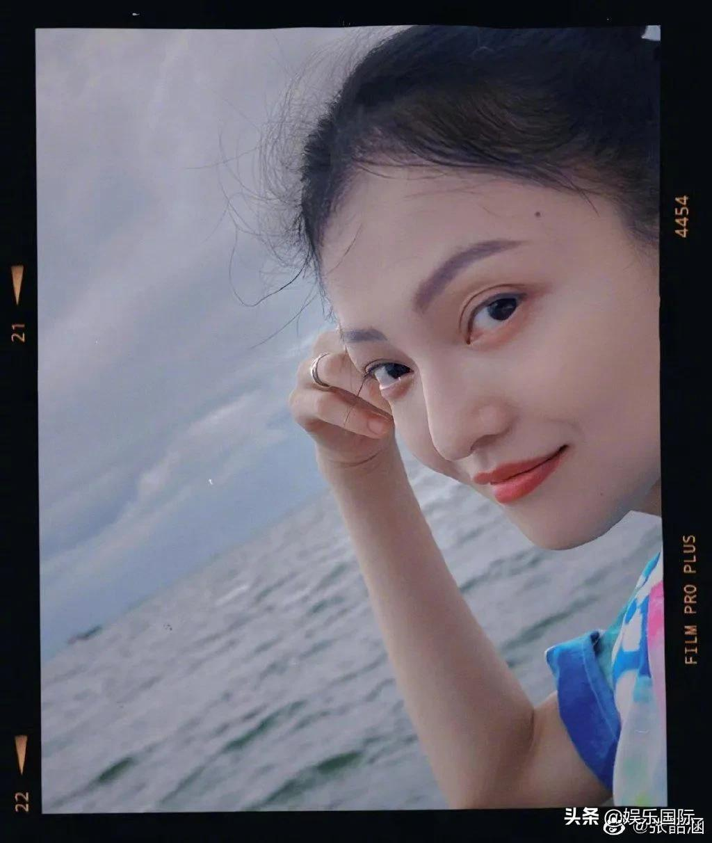 张韶涵扎双丸子头海边度假 笑容灿烂似少女