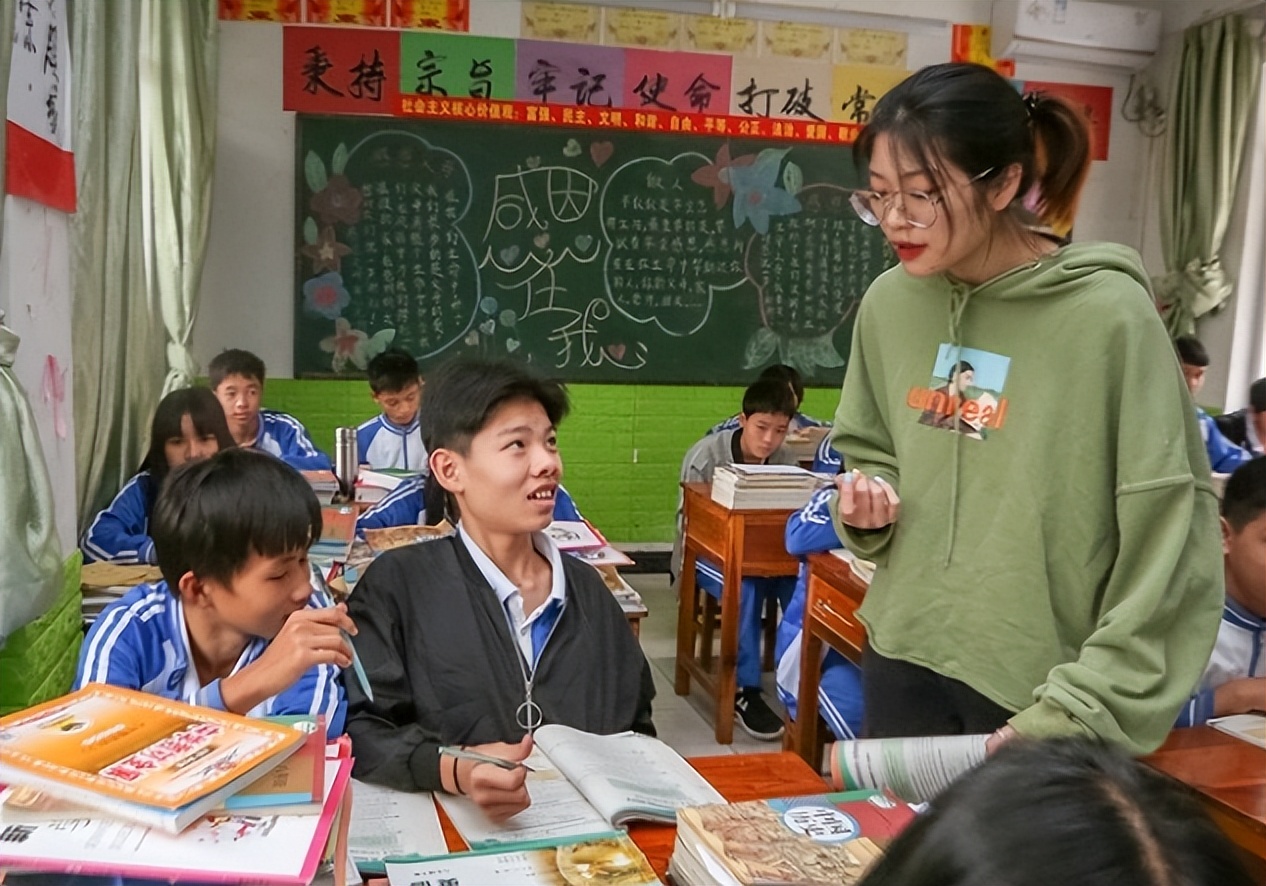 大学生到山村支教，却被认为是“折腾学生”？村支书的话引人深思