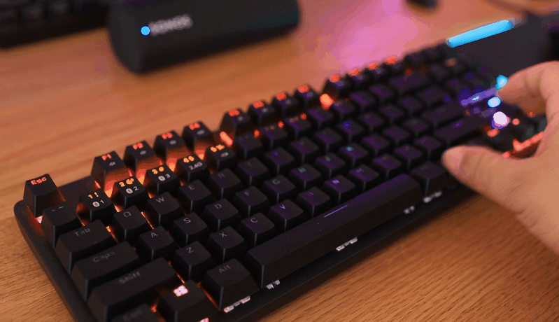 不足2百元入手，87键+无线+RGB+机械轴，雷柏V500Pro好用么