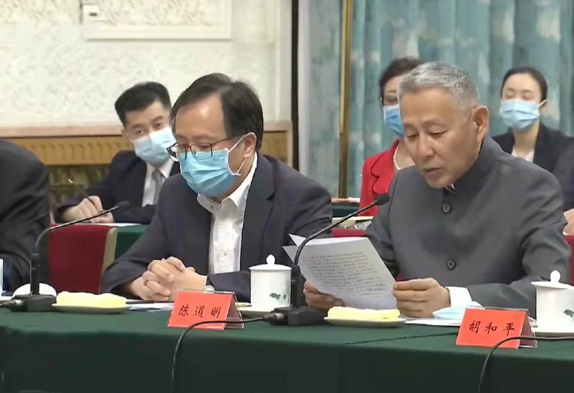 67岁陈道明状态真好！小麦肤色穿中山装，一头白发也难掩抖擞精神