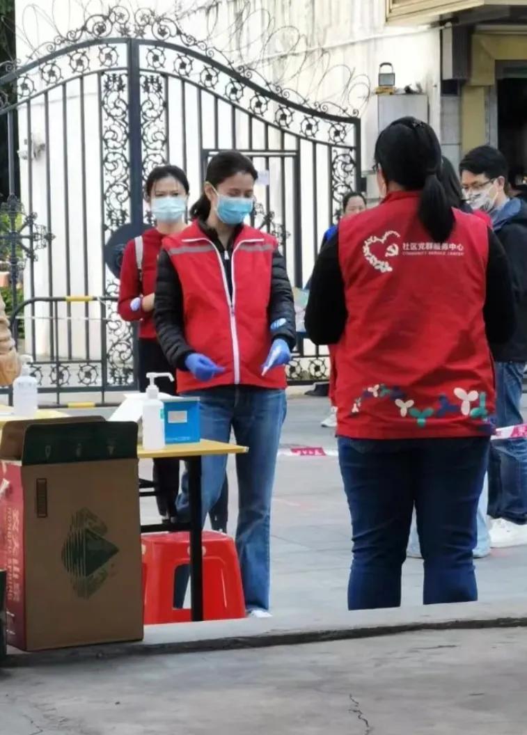 袁咏仪在街头做防疫志愿者，打扮低调朴素难掩好气质，亲和力满分