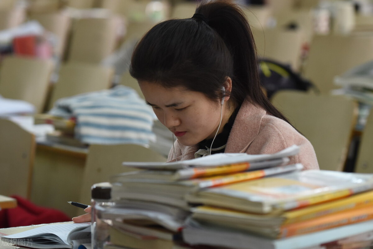 多所高校发布通知，研究生迎来两个“坏消息”，读研或更加困难