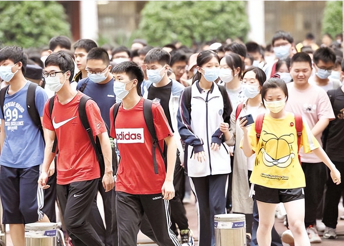 容易“毕业即失业”的3大专业，报考人数饱和，就业前景不乐观