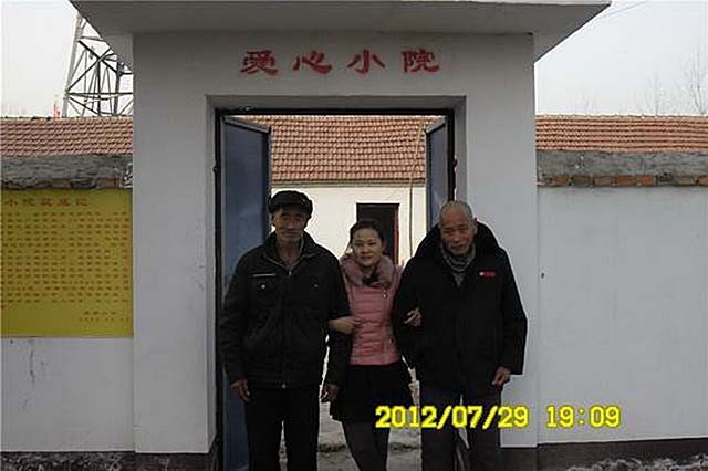 安徽光棍兄弟收养弃婴，给拖拉机装土赚奶粉钱，34年后女婴成教师