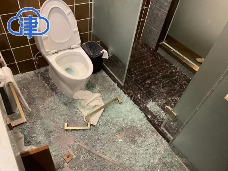 喆啡酒店淋浴房玻璃炸裂，住客受伤谁之过？