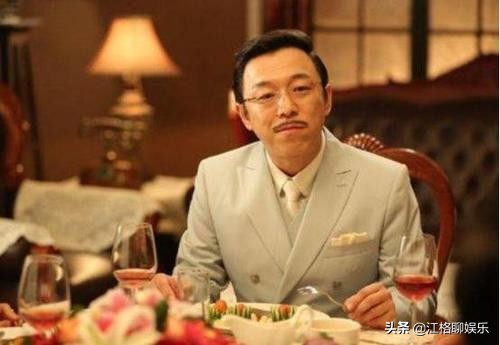 盘点那些接地气的明星，郭德纲蹲路边吃炒面，黄渤地铁卖唱赚钱