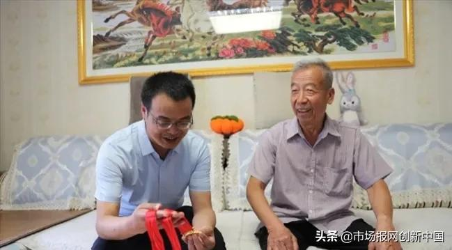 西凤集团公司党委开展“光荣在党50年”纪念章颁发活动