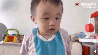 古巨基元旦分享全家福，儿子越来越像爸爸，夫妻俩开心笑出鱼尾纹