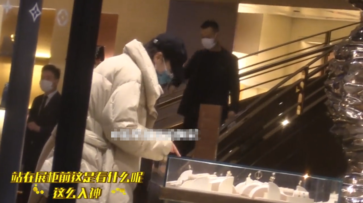 迪丽热巴不修边幅逛商场,手里提满奢侈品,边走边掏耳朵不顾形象