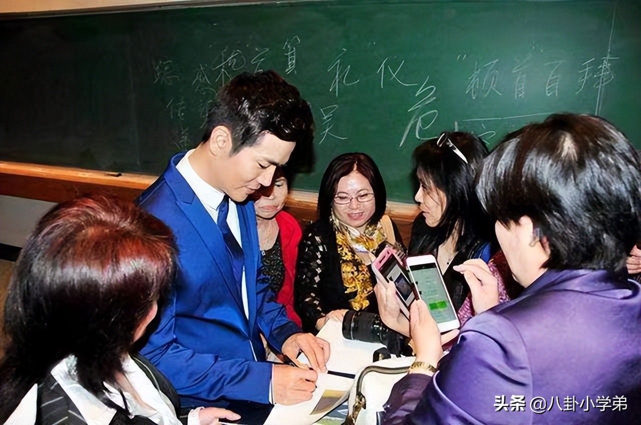 表面是演员，实际是大学老师的5位明星，他们的学生个个名气大