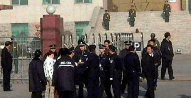 东北“教父”刘涌：与警察枪战，抽刘德华耳光，被捕时吞药自杀