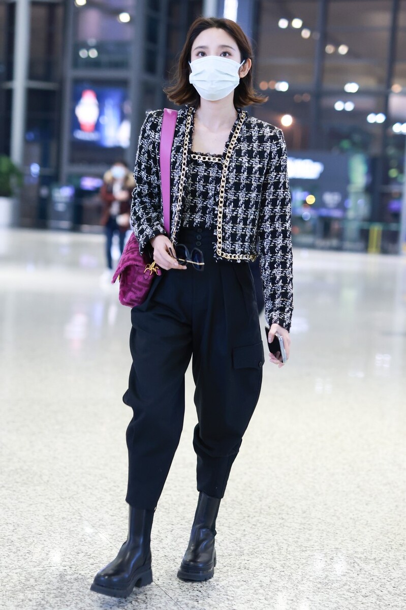 唐艺昕穿乔鸟格粗花呢外套搭配萝卜裤，背粉色法棍包贵气十足