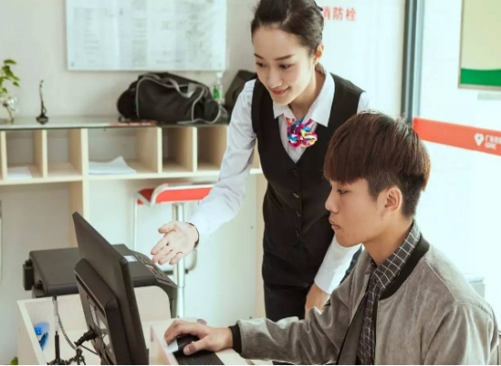 这些工作看起来年薪几十万，实际上工资并不高，空姐也不例外