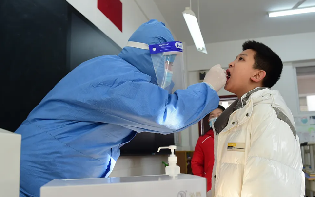 “衡水妈妈”冲上热搜，外地孩子无法返乡，被本地妈妈打包带回家