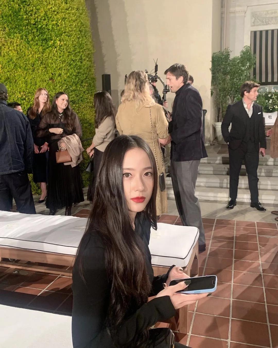 郑秀晶太帅气了，穿长靴搭高开叉黑裙，韩国财阀千金即视感