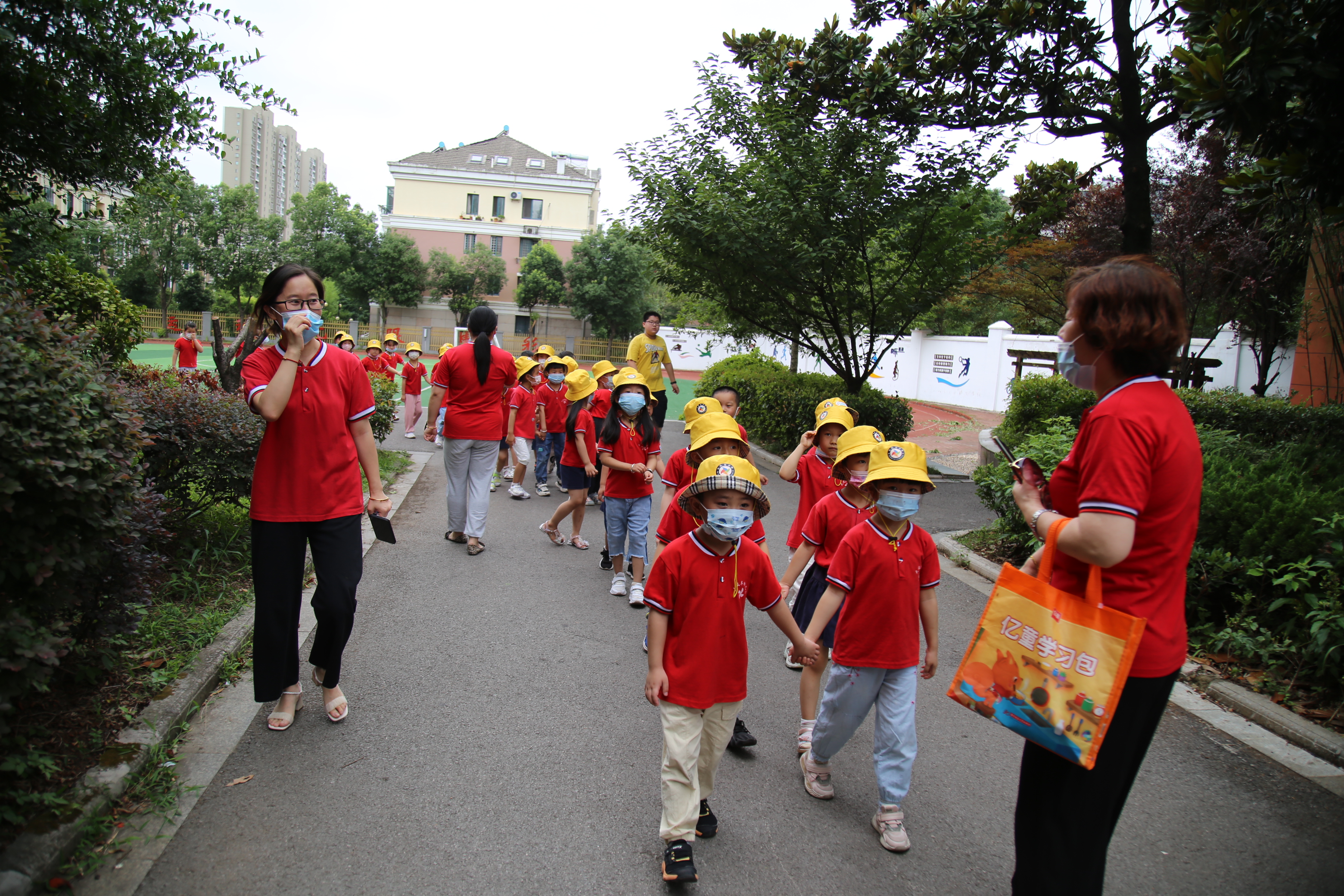 幼儿园孩子进东方红小学 体验小学生活