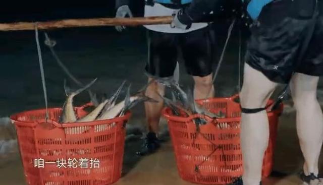 《向往的生活》又惹争议，网友质疑使用道具鱼，节目组发文否认