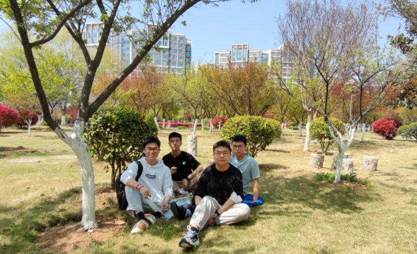 奖状铺满地！江苏学霸宿舍：1人保研，3人考研，全员985名校深造