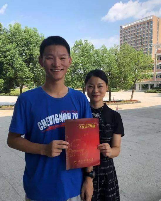 “励志考生”王恒杰：高考结束跪谢母亲，635分为何放弃985名校？