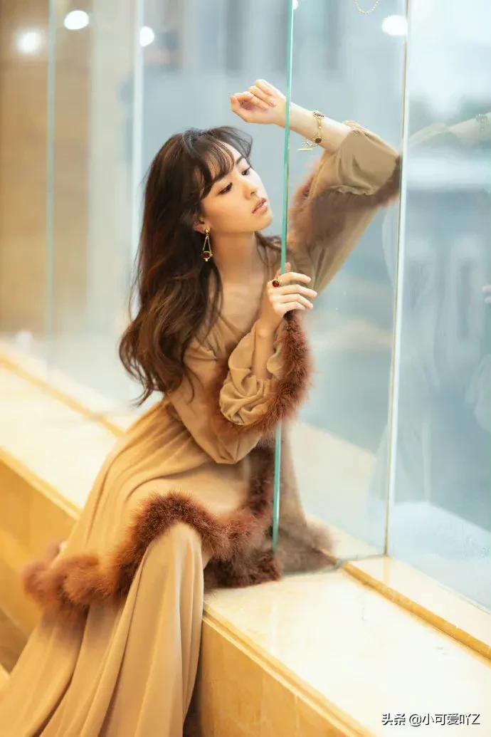 陈都灵，烟熏妆配咖啡色长裙，复古迷人