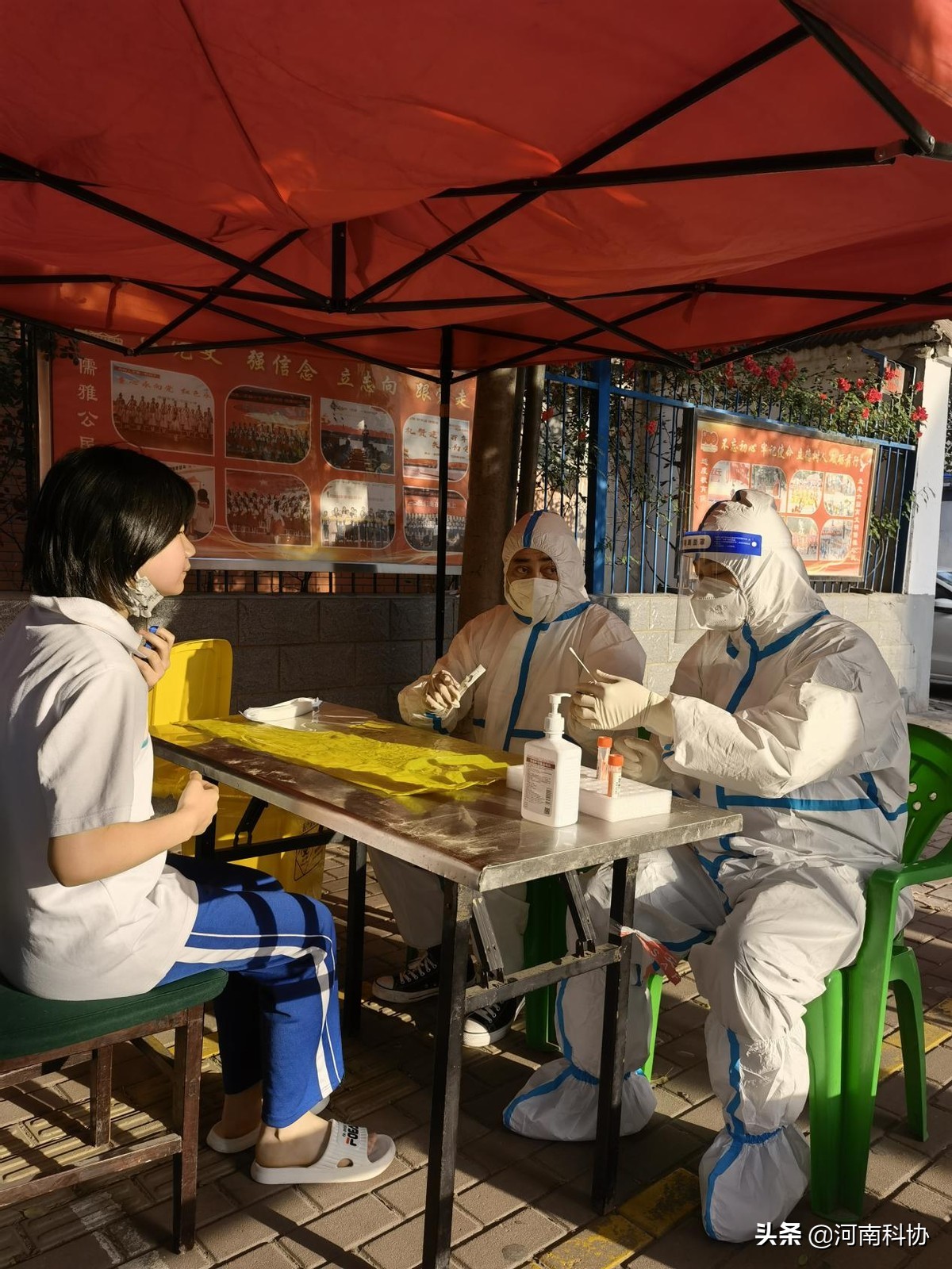 濮阳市科协党员干部下沉社区助力疫情防控