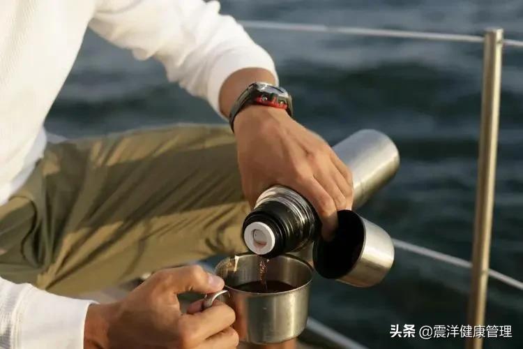 保温杯为什么会让热水变成毒水(夺命保温杯屡次遭央视曝光，热水变毒水)