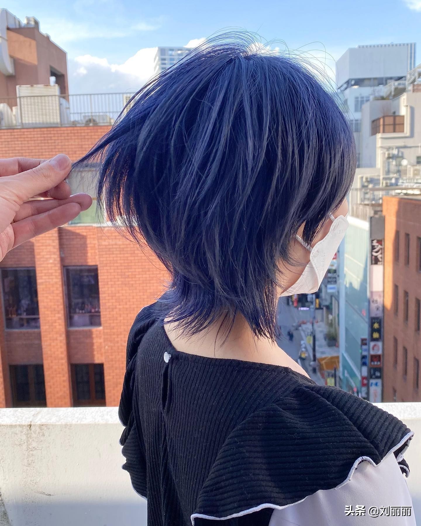 白发阿姨做纹理短发,年轻女生做狼尾发型,效果都很美