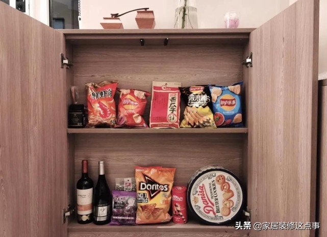 52㎡上海姑娘的家，厨卫不铺一块砖，床装墙壁上，进门我就迷住了