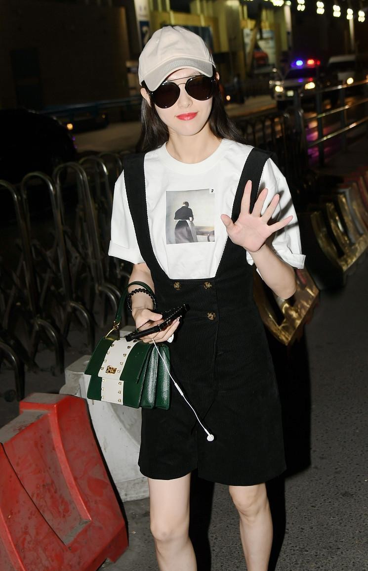 唐嫣生完孩子还这么瘦，背带裙配T恤好清新，看着好像学生妹