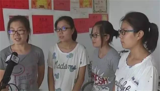 2017年山东农村四胞胎姐妹花同时考上大学，父母给他们买了部手机