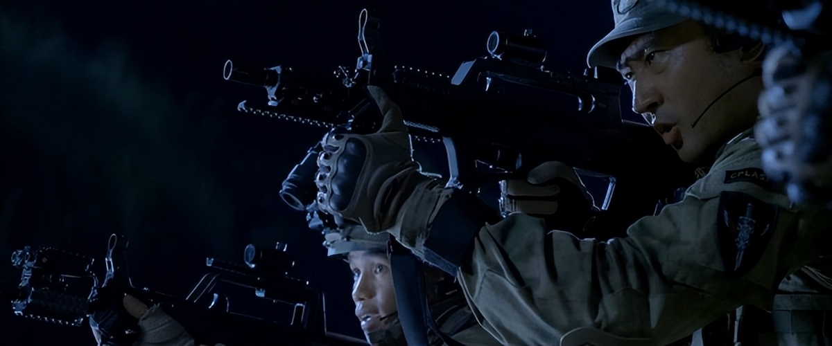 吴京硬汉枪战动作片《战狼》武器解析盘点