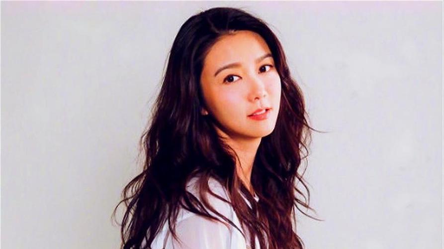 40岁还能演学生的女星，我只服这3位，不用装嫩，就是这么显年轻