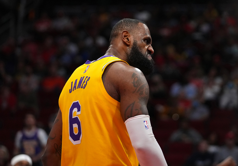 詹姆斯有哪些nba球迷(詹皇绝不提前退场！合影2个小球迷回击黑子，清洁工来了他还没走)