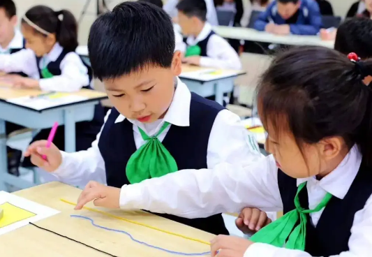 拉丁舞老师的“魔性教学”，全程激情澎湃，宝爸抢着接送孩子