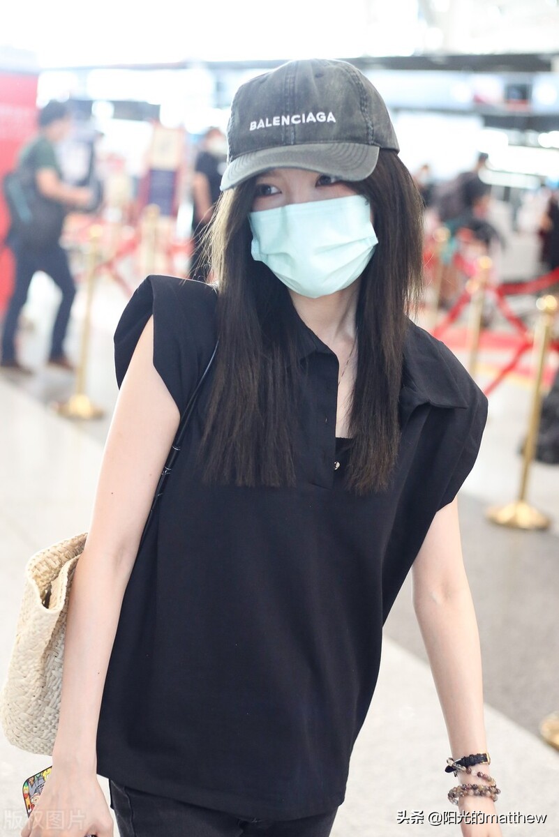 戴燕妮黑色上衣搭铅笔裤现身机场，长发齐肩气质脱俗