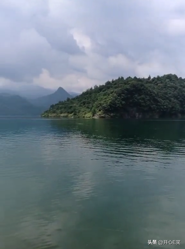 军鱼？广东河道钓起三条怪鱼，像草鱼又像鲤鱼，鱼头却红似胭脂