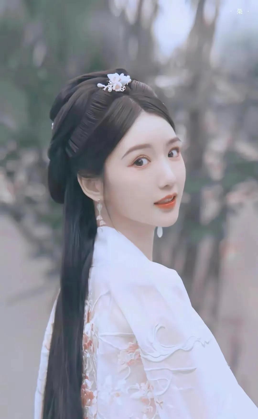 被毛晓彤的古装造型美到了，唯美淡雅，清新自然，娇俏可人