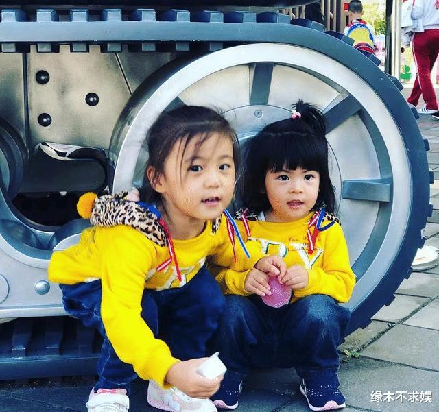 修杰楷掌镜为俩女儿拍照，呆萌波妞惹人爱，7岁咘咘是真漂亮