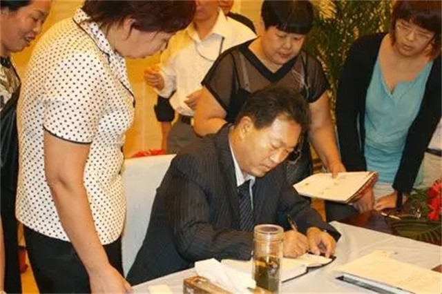 骗40万投资者上百亿，给自己配12名秘书，昔日河北首富终锒铛入狱